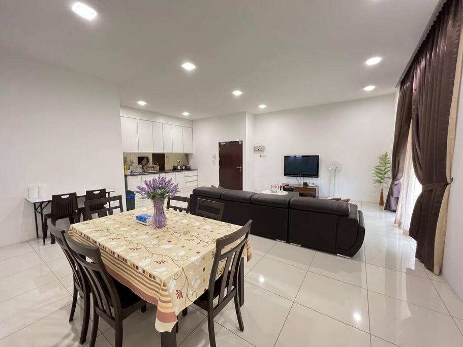 Jk Cozyhome 02 8pax 100mbps 2carparks * Kuching